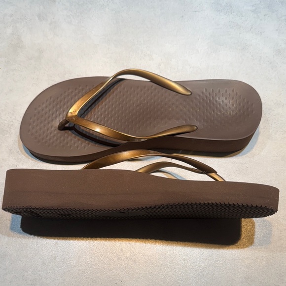 Women’s Size 11 Vionic Beach Brown Platform Flip-Flop Sandals - New! - Picture 1 of 7
